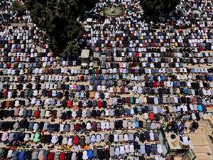 Palestinians Perform Last Friday Prayer of Ramadan at Al-Aqsa Mosque