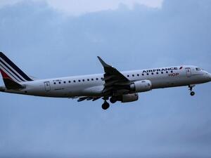 Man Opens Emergency Door, Walks on Wing After Flight Lands in Chicago