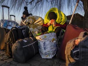 Number of Refugees Fleeing Ukraine Spikes to 875,000