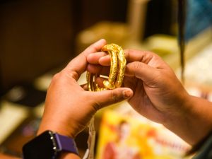 Gold prices drop to $2,718 per ounce
