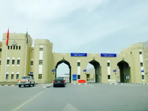 Oman Extends Closure of Land Exist by a Week