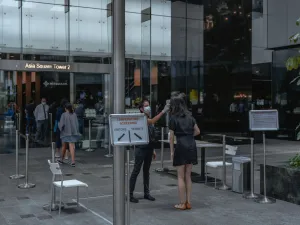 Tourists in Singapore Forced to Wear Electronic Monitoring Tags to Ensure Quarantine