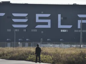 Tesla Requested to Recall 158,000 cars in US Over Safety Issues