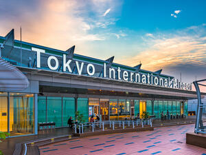 Japan Bans Entry of Foreigners Due to New Virus Variant