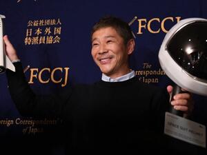 Japanese Billionaire Offers 8 Free Seats Aboard SpaceX’s Lunar Spaceship