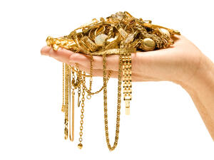 Gold Prices Soar to 7-Year High Due to Geopolitical Friction