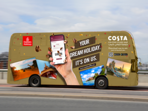 استمتعوا بقهوة كوستا كوفي مجانًا من حافلة عيد الميلاد الذهبية. كوستا كوفي تحتفي بعامها الخمسين بالتعاون مع الإمارات للعطلات