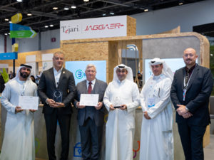من اليسار إلى اليمين: عبد القادر رمكوني - مدير العلاقات الحكومية لدى شركة جاقار وهاني مصبح، نائب الرئيس للمبيعات في الشرق الأوسط وإفريقيا لدى شركة جاقار وجيم كاونتس، الرئيس والمدير التنفيذي لمنظمة بريدج ميديكال للمشتريات الجماعية وراشد س. الفضالة، المدير العام لمنظمة بريدج ميديكال وطلال المطوع، مدير الشؤون المالية والإدارية لمنظمة بريدج ميديكال ودارين مارتن، مدير العمليات التجارية والمجموعة لمنظمة بريدج ميديكال. جاقار توقع اتفاقية شراكة مع منظمة بريدج ميديكال للمشتريات الجماعية خلال أسبوع جيتكس للتقنية