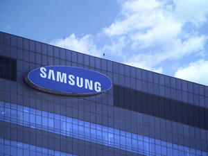 Samsung Mulls Unveiling New Smartphones Online