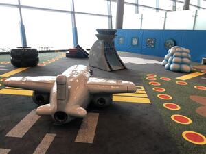 مطارات أبوظبي تفتتح منطقتين لعب للأطفال وغرف لتبديل ملابس الأطفال في مطار أبوظبي الدولي