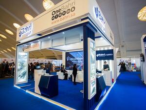 خلال المعرض