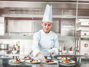 ينتج فريق دناتا للتموين، التي تصنف في عداد كبريات شركات التموين العالمية، أكثر من 320 ألف وجبة كل يوم.