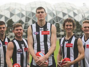 احتفلت طيران الإمارات بمرور 20 عاماً على ارتباطها مع نادي كولينوود لكرة القدم الأسترالية، وأعلنت في هذه المناسبة عن تجديد شراكتها طويلة الأجل مع هذا النادي الأسترالي العريق.