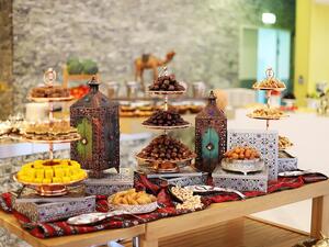 يمكن للضيوف والزوار تناول وجبة الإفطار الرمضانية في مطعم "كزبرة" مع أفراد عائلاتهم وأحبائهم في أجواء مريحة وصديقة للعائلة