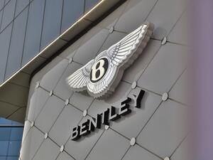صالة عرض Bentley Emirates في أبوظبي تستضيف 15 مركبة Bentley فاخرة مصنوعة يدوياً بإتقان كبير على مساحة 2,050 متراً مربّعاً