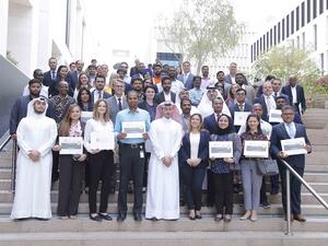 صورة تجمع المشاركين مع المهندس مشعل الشمري، مدير مجلس قطر للمباني الخضراء في احتفال التكريم ضمن فعاليات حملة "يوم بلا ورق" لهذا العام.