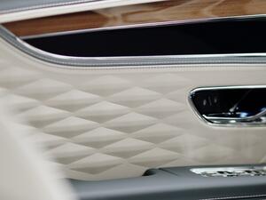 تميّز Flying Spur الجديدة كلّياً من Bentley بكونها سيارة سيدان رياضية وليموزين فخمة على حد سواء