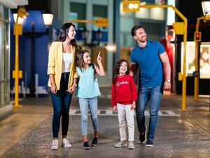 تمتد كيدزانيا أبوظبي، المصممة خصيصاً لتناسب الأطفال، على مساحة 55 ألف قدم مربعة، وتتيح للأطفال الاختيار من بين أكثر من 50 من ألعاب تقمص أدوار أصحاب المهن الحقيقية