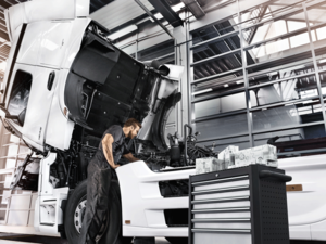 توصي مرسيدس - بنز عُمان عملائها بحجز موعد مقدماً لإجراء الصيانة الوقائية لشاحناتهم وذلك من خلال التواصل مع مستشار الخدمة الخاص بهم.