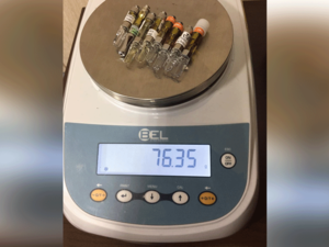 ضباط التفتيش الجمركي في جمارك دبي يقفون بالمرصاد لمحاولات ادخال المواد المخدرة إلى الدولة