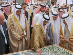 جانب من زيارة صاحب السمو الملكي الأمير خليفة بن سلمان آل خليفة رئيس الوزراء الموقر حفظه الله ورعاه حيث استعرض العضو المنتدب لإيجل هيلز ديار الدكتور ماهر الشاعر مشاريع مراسي البحرين في معرض الخليج للعقار المقام حالياً في مملكة البحرين