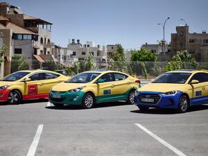 أنّ تطبيق ”كريم” يتيح للراكب التعرف على معلومات السيارة والسائق قبل وصوله، بالإضافة إلى تتبع مكان “التاكسي” بشكل إلكتروني وفوري على الخريطة ومشاركة هذه المعلومات مع أي شخص آخر قد يرغب به الراكب.