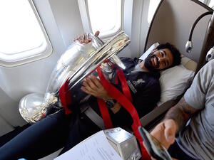 صلاح يحتضن كأس دوري الأبطال