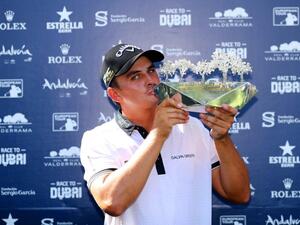 Bezuidenhout with trophy