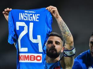 إينسيني يرفع قميصه احتفالاً بهدفه