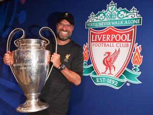 كلوب يحمل كأس دوري أبطال أوروبا