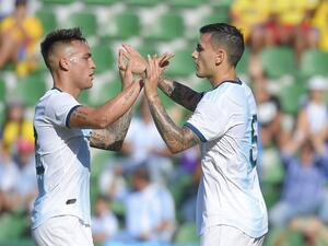 باريديس (يمين) يتلقى التهنئة بهدفه من زميله لاوتارو