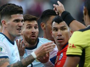 تداعيات طرد ميسي وانتقاده لكونميبول مستمرة