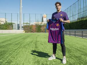 لودوفيت رايس يرفع قميص برشلونة