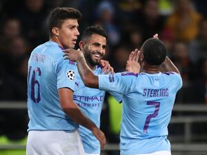 محرز (وسط) يحتفل بهدفه مع ستيرلينغ ورودري