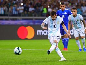 ميسي ينقذ الأرجنتين من خروج مبكر