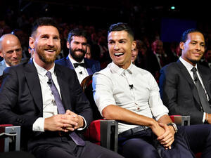 رونالدو (وسط) وميسي (يسار) وإلى جانبهما فان دايك