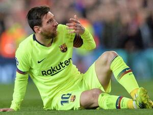 ليونيل ميسي بعد إصابته جراء التحام مع كريس سمولينغ