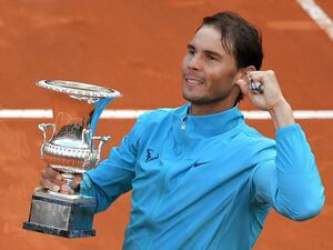 نادال يرفع الكأس