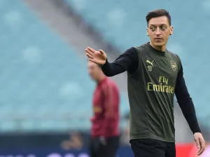  The midfielder was left out of the Premier League match day squad on Wednesday night but appears to still be dedicated to the cause (Photo: AFP)
