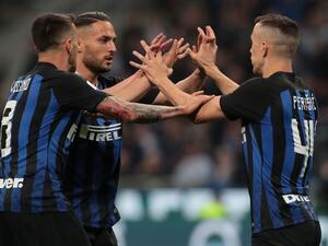 لاعبو إنتر يحتفلون بهدف بيريشيتش (يمين)