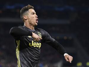 رونالدو يحتفل بهدفه