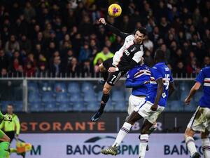 رونالدو يرتقي في الهواء ليسدد برأسه الكرة داخل شباك سامبدوريا