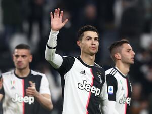 رونالدو يحيي الجماهير بعد نهاية اللقاء