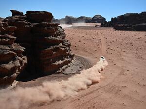 ساينز يعتلي الصدارة