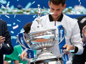 ثيم يحمل كأس البطولة