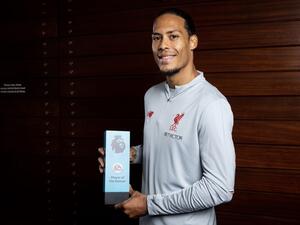 فان دايك يحتفل بفوزه