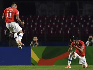 إدواردو فارغاس (يسار) مهاجم تشيلي يحتفل بهدفه في اليابان مع زميله ماوريسيو إيسلا في المباراة التي انتهت بنتيجة 4-0 ضمن المجموعة الثالثة لبطولة كوبا أميركا