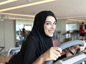 Exercise 1-2 hours before Iftar so you can re- energize and rehydrate at Iftar time (Photo: himag.com)