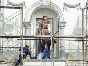 Sri Lankan navy personnel carry on repair works on the facade of St. Anthony's Shrine in Colombo on May 5, 2019, two week after a series of bomb blasts targeting churches and luxury hotels on Easter Sunday in Sri Lanka. (AFP)