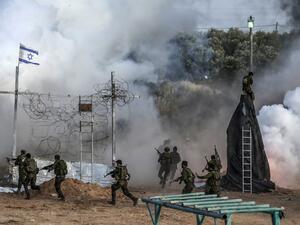Palestinian fighters from al-Mujahideen Brigades show off their skills during a graduation ceremony at a training centre in Gaza city on April 24, 2019. (MAHMUD HAMS / AFP)